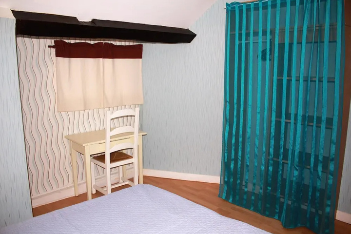 Room 2 of 10