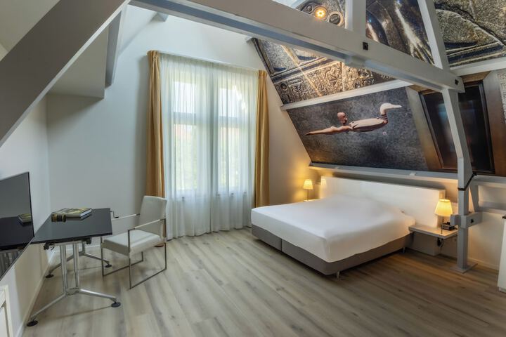 Room 10 of 29