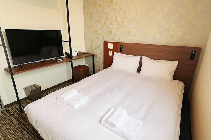 Room 5 of 16