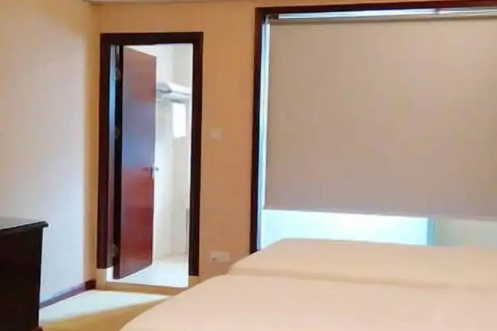 Room 8 of 11