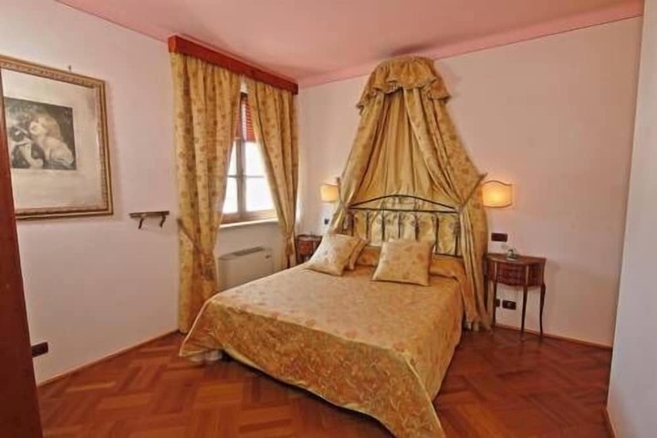 Room 8 of 20