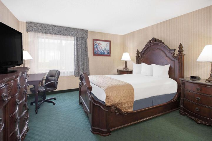Studio 2 Queen Beds (4 of 10)