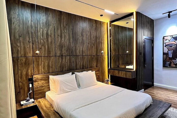 Room 2 of 32