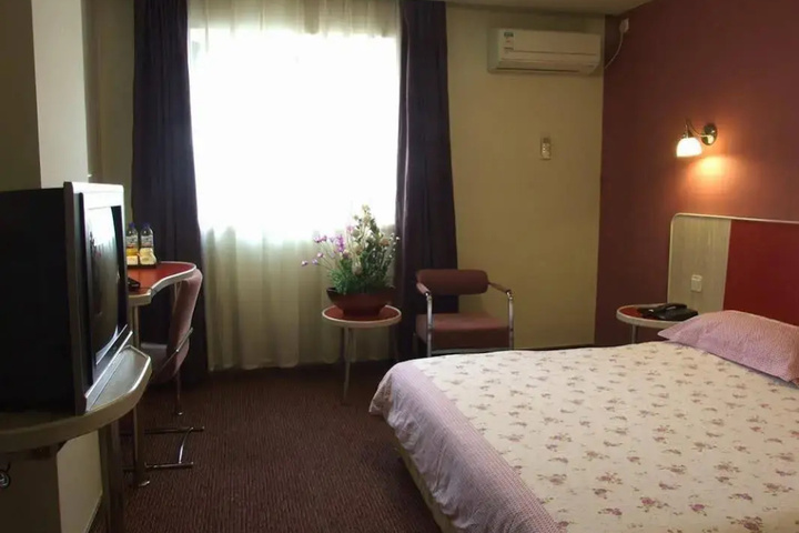 Room 8 of 9