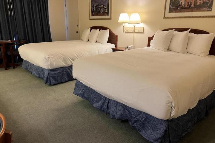 2 Queen Beds (1 of 5)