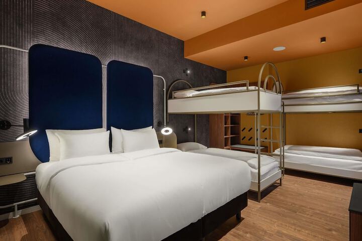 Room 32 of 170