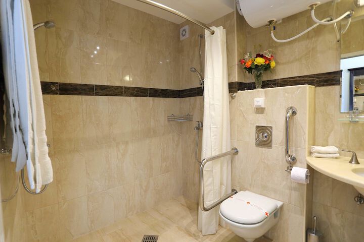 Room 32 of 84