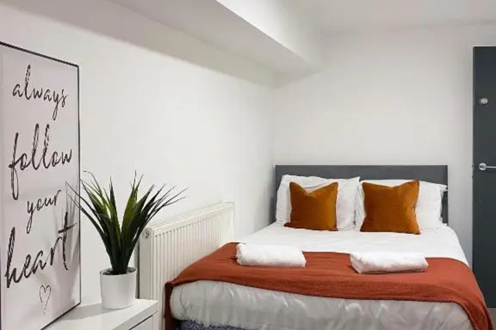 Room 4 of 16