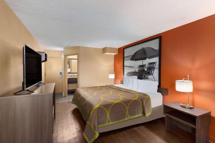 1 King Bed (1 of 14)
