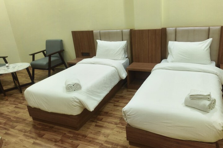 Room 6 of 13