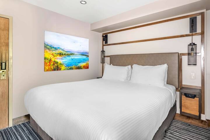 1 Bedroom Suite King Bed Queen Bed Sofa (9 of 10)