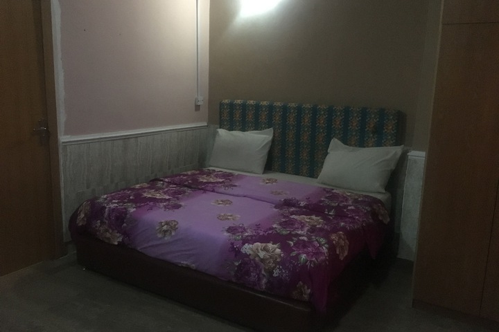 Room 12 of 37