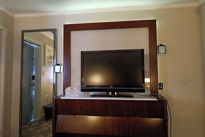 Deluxe Room 1 King Bed Pool View (6 of 13)