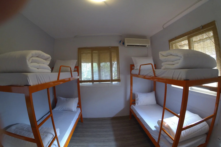 Room 5 of 9