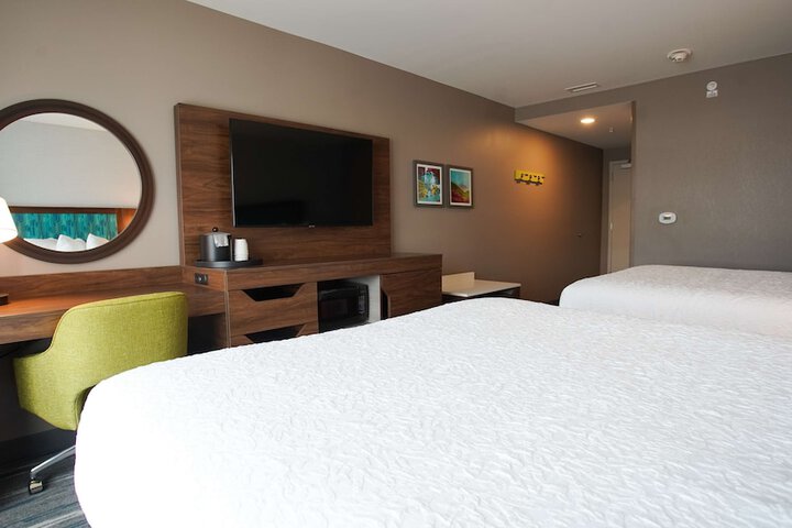 2 Queen Beds Mobility Hearing Accessible Tub (8 of 16)