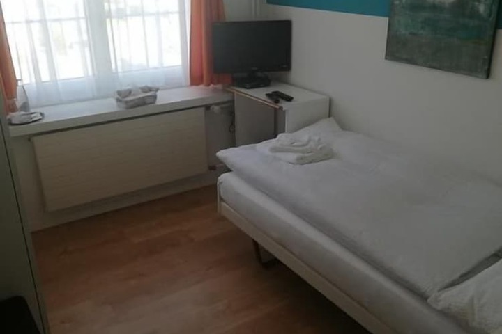 Room 5 of 8