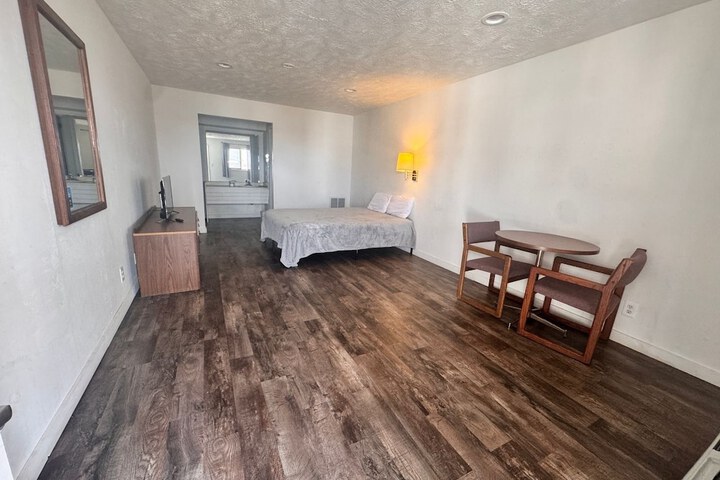 Room 4 of 35