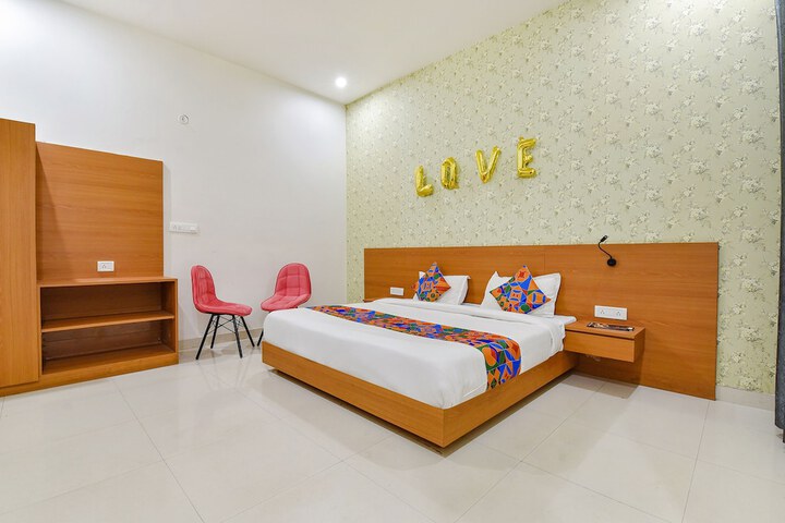 Room 17 of 33