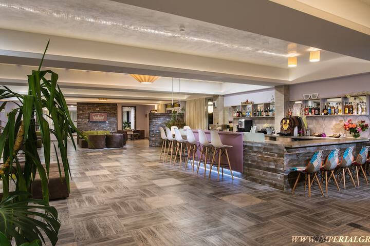 Lounge 100 of 115