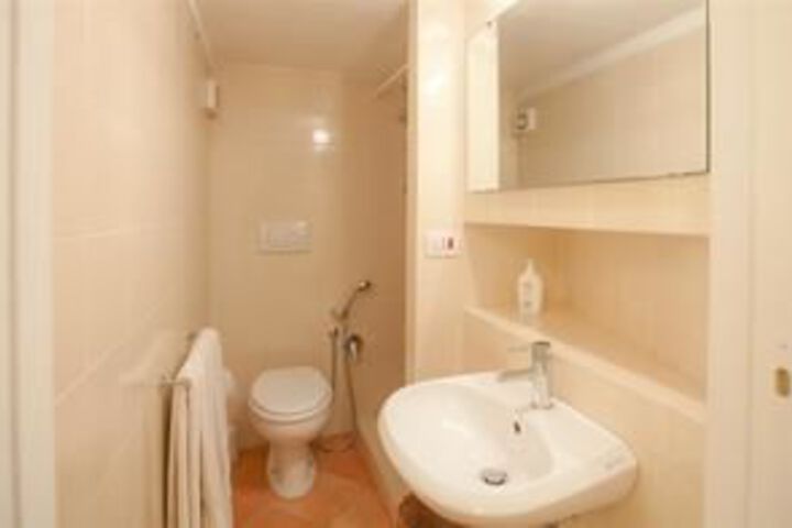 Room 4 of 15