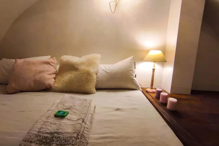 Room 3 of 8