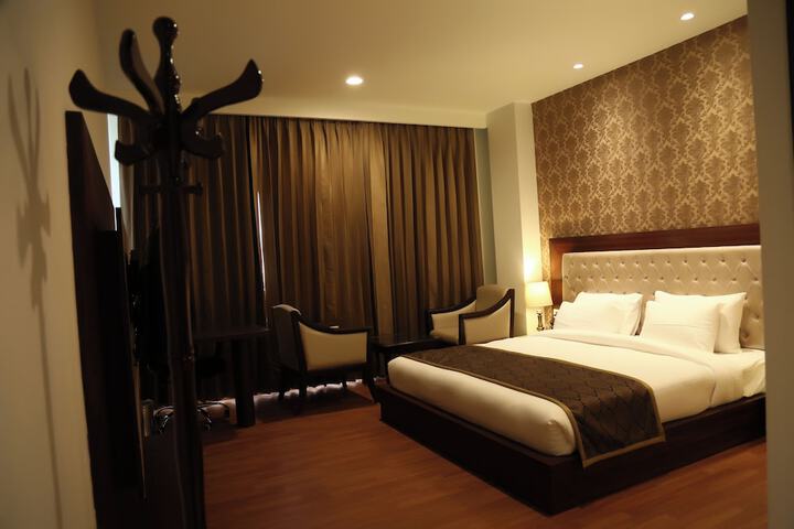Room 6 of 16