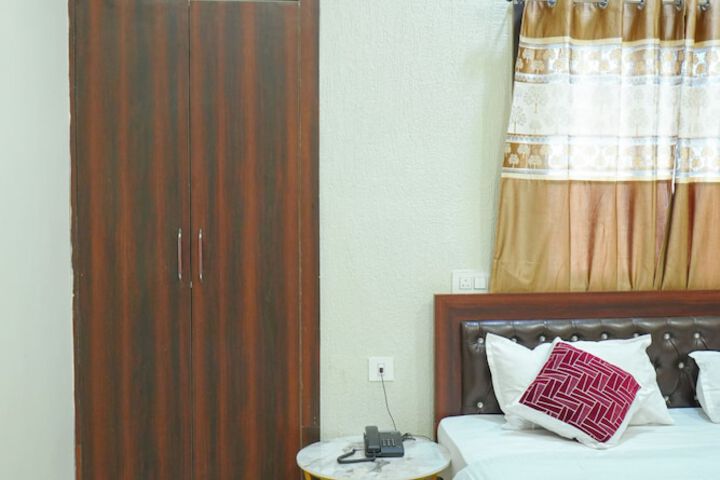 Room 12 of 17