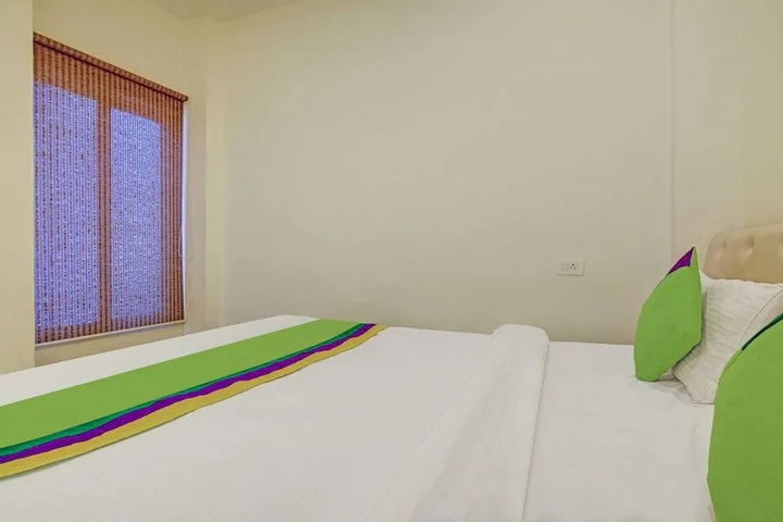 Room 5 of 12