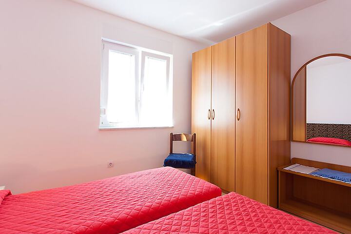 Room 11 of 127