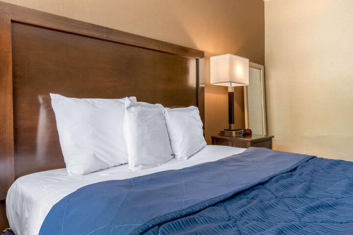 1 Queen Bed (1 of 9)