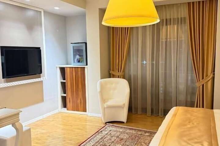 Room 8 of 25