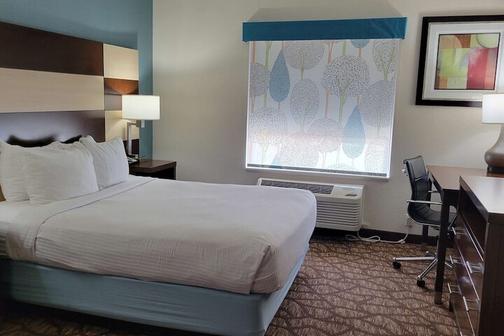 Suite 1 Queen Bed Sofa Bed Microwave and Refrigerator High Speed Internet Accessible Shower Only Full Breakfast (17 of 18)
