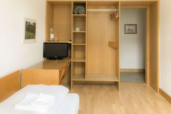 Room 6 of 34