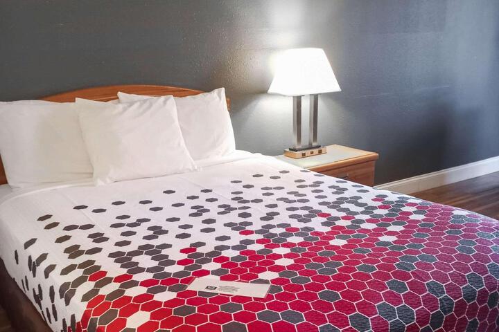 Double Bed Accessible (4 of 9)