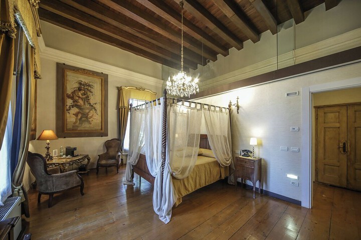 Room 14 of 64