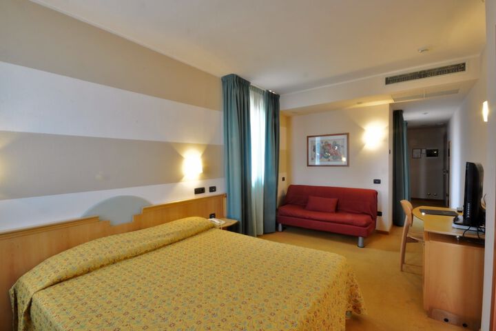 Room 12 of 30