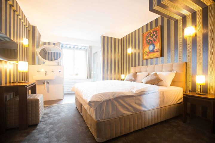 Room 9 of 28