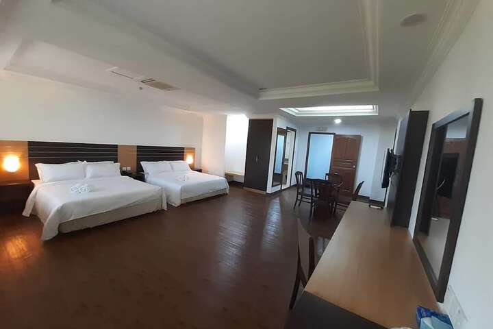 Room 15 of 33