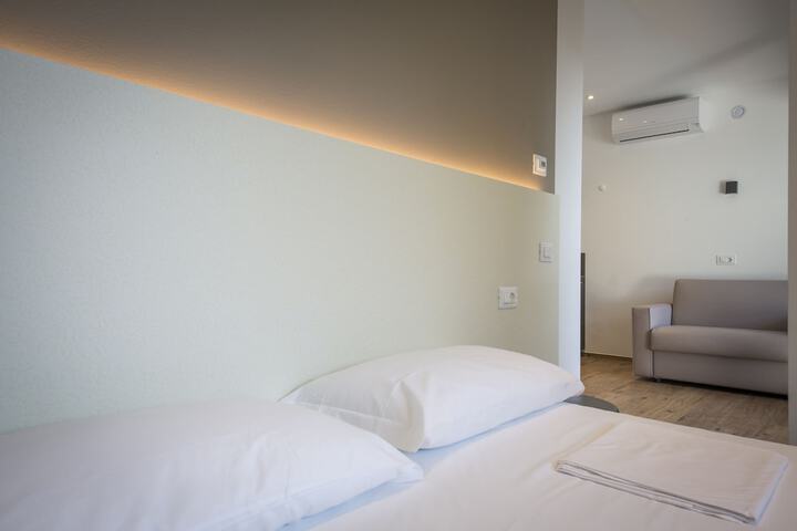 Room 5 of 102