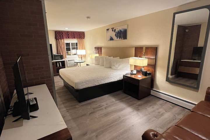 1 King Bed (3 of 13)