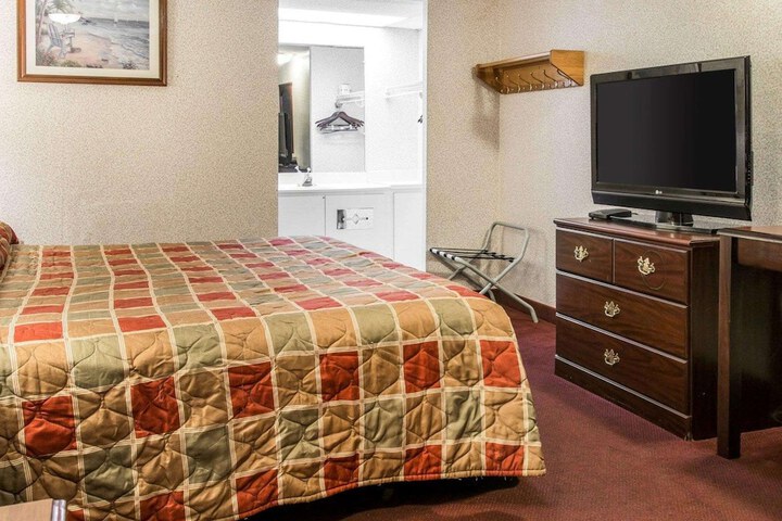 1 King Bed (6 of 7)