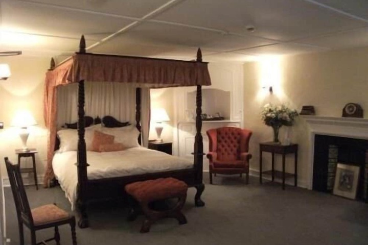 Room 3 of 8