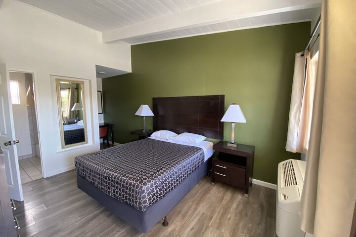 Single Queen Bed (5 of 5)