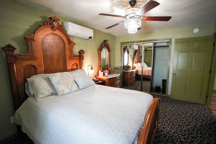 Room 28 of 230
