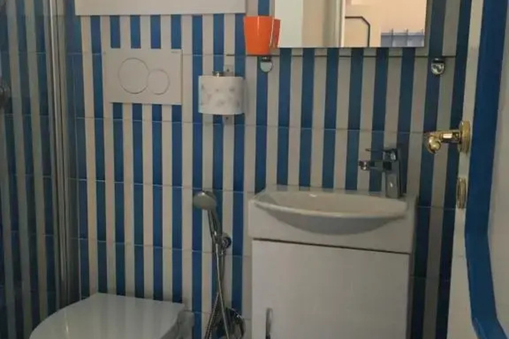 Room 8 of 11