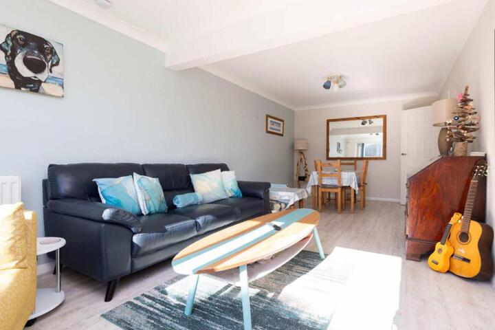 Seaside Retreat - five minutes to beach village