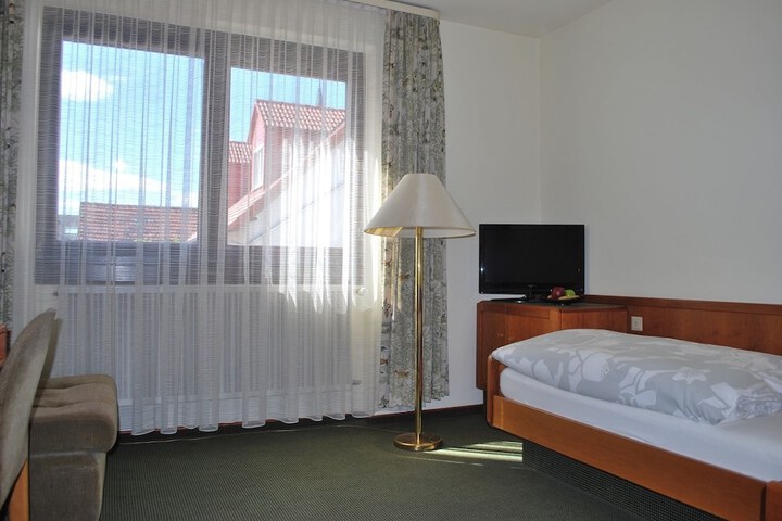 Room 8 of 33