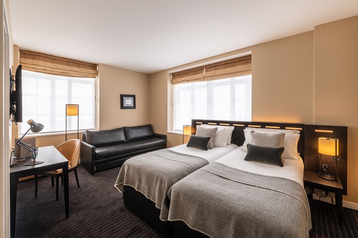 Room 10 of 30
