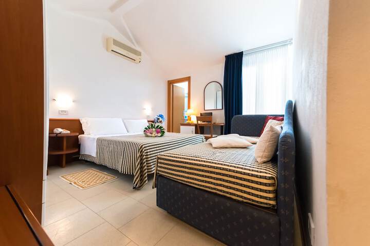 Room 27 of 108