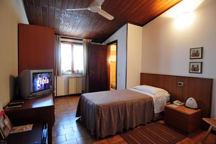 Room 16 of 42